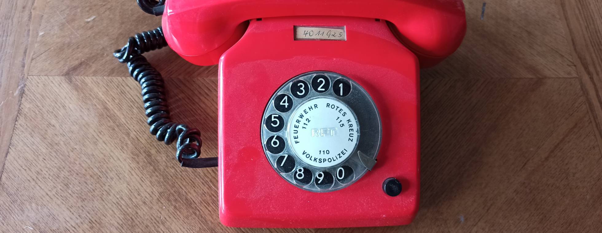 Rotes altes Telefon auf einem Tisch stehend