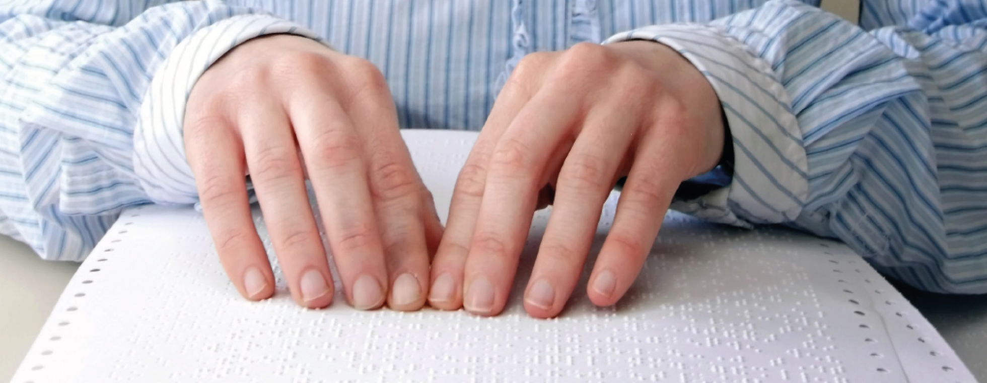 Hände lesen Brailleschrift